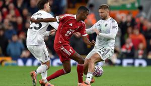 Penyerang Liverpool asal Swedia #09, Alexander Isak, berebut bola dengan bek Manchester United asal Inggris #23, Luke Shaw (kanan), dan gelandang Manchester United asal Uruguay #25, Manuel Ugarte (kiri), dalam pertandingan&nbsp;Premier League Inggris antara Liverpool dan Manchester United di Anfield, Liverpool, Inggris barat laut, pada 19 Oktober 2025. (PETER POWELL/AFP)