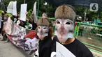 Massa aksi yang tergabung dalam Koalisi Monyet Ekor Panjang (Gabungan Animal Friends Jogja dan Aksi Peduli Monyet) menggelar unjuk rasa di depan Kementerian Lingkungan Hidup dan Kehutanan, Jakarta Pusat, Senin (23/5/2022). Meski jumlah total perdagangan tersebut tidak diketahui, tetapi masyarakat dapat dengan mudah menemukan bayi-bayi monyet yang dijual secara bebas di pasar hewan. (Liputan6.com/Johan Tallo)