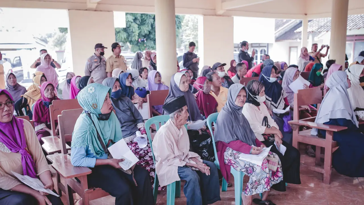Warga Jember antre menunggu pembagian BLT BBM. (Istimewa)