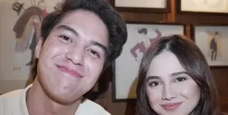 Keduanya bahkan kembali memperlihatkan kemesraan lewat pilihan busana yang serasi. Tampak El Rumi yang mengenakan kemeja lengan pendek warna putih dan celana panjang hitam. [@elelrumi/@maiaestiantyreal].