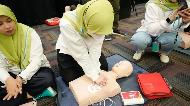 Peserta Workshop BHD DWP Kemenkes berlatih teknik CPR bersama tenaga medis profesional, sebagai bekal hadapi situasi darurat dan selamatkan nyawa. (Foto: Biro Komunikasi dan Informasi Publik Kemenkes RI/Syella Agustine)