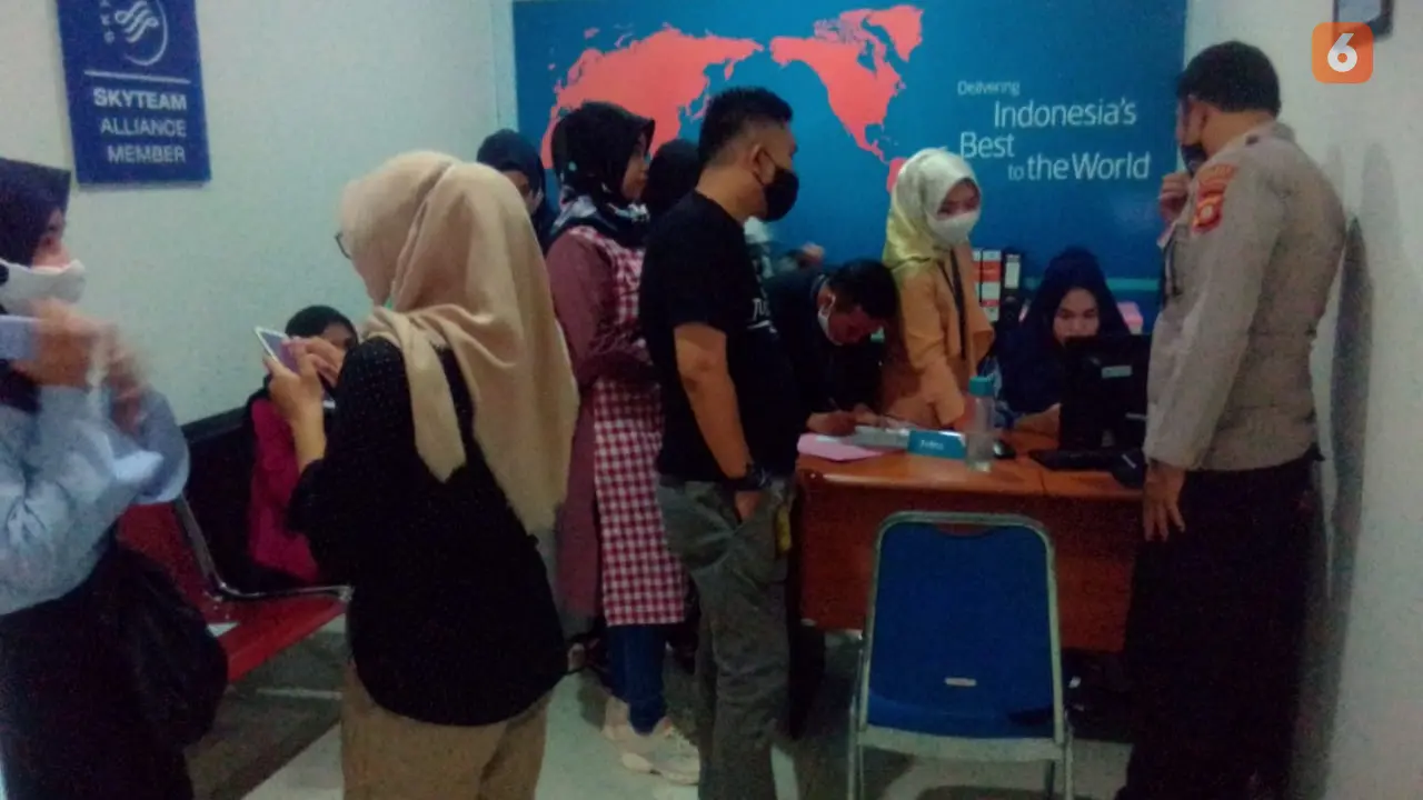 Kapolsek Kawasan Bandara Djalaludin Gorontalo, IPDA Ismet Ishak saat mengawal proses mediasi antara karyawan dan pihak perusahaan. (Arfandi Ibrahim/Liputan6.com)