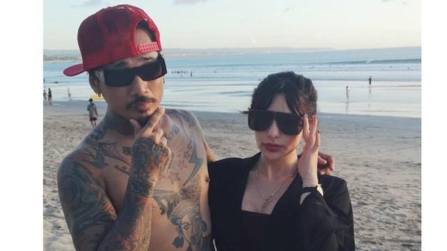 5 Potret Cantik Nora Alexandra Kekasih Jerinx SID Saat di Pantai