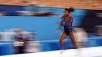 Pelari Amerika Serikat Simone Biles bertanding dalam cabang lompat senam artistik kualifikasi putri Olimpiade Tokyo 2020 di Ariake Gymnastics Center di Tokyo pada 25 Juli 2021. (AFP/Martin Bureau)