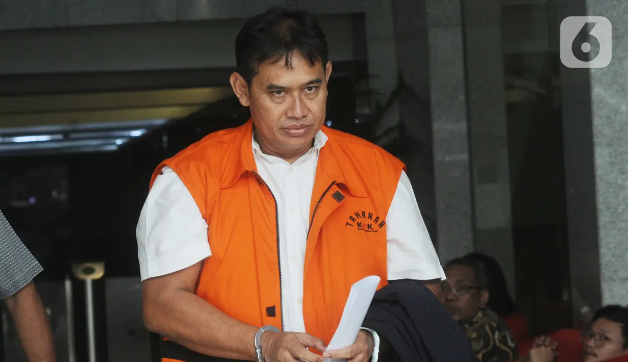 Direktur Pemasaran PTPN III (Persero) sekaligus merangkap Komisaris Utama PT KPBN, I Kadek Kertha Laksana keluar usai menjalani pemeriksaan kasus suap pengelolahan Distribusi gula di PTPN III oleh penyidik di Gedung KPK, Jakarta, Kamis (31/10/2019). (merdeka.com/Dwi Narwoko)
