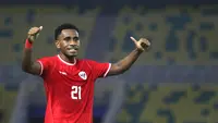 Iqbal Gwijangge mencetak dua gol saat Timnas Indonesia U-19 melumat Filipina 6-0 di Stadion Gelora Bung Tomo, Surabaya, Rabu (18/7/2024). (Bola.com/Aditya Wany)