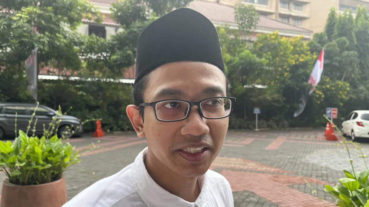 Rian Santoso menjadi satu dari 1.323 guru Sekolah Rakyat yang dilantik Menteri Sosial Saifullah Yusuf hari ini di Kantor Kementerian Sosial.