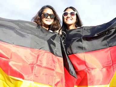 Dua mahasiswi Indonesia, Tiffani Datudara Bari dan Gabrielle Putri (kiri), turut menjadi pendukung Jerman saat nonton bareng Piala Eropa di Paris, Prancis, Minggu (26/6/2016). (Bola.com/Vitalis Yogi Trisna)