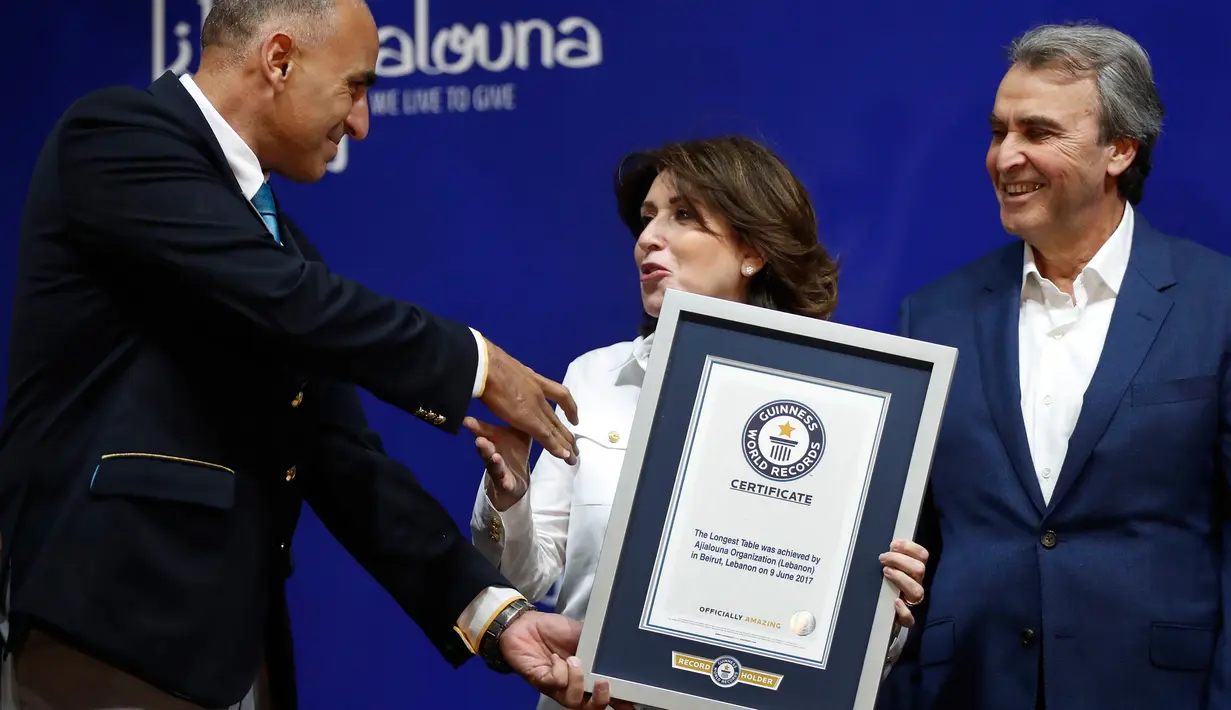 Presiden Organisasi Ajialouna, Linda Dada menerima penghargaan dari Guinness World Records di Lebanon (9/6). Karena acara buka puasa ini Organisasi Ajialouna mendapat penghargaan The Longest Table dari Guinness World Records. (AP Photo / Hussein Malla)