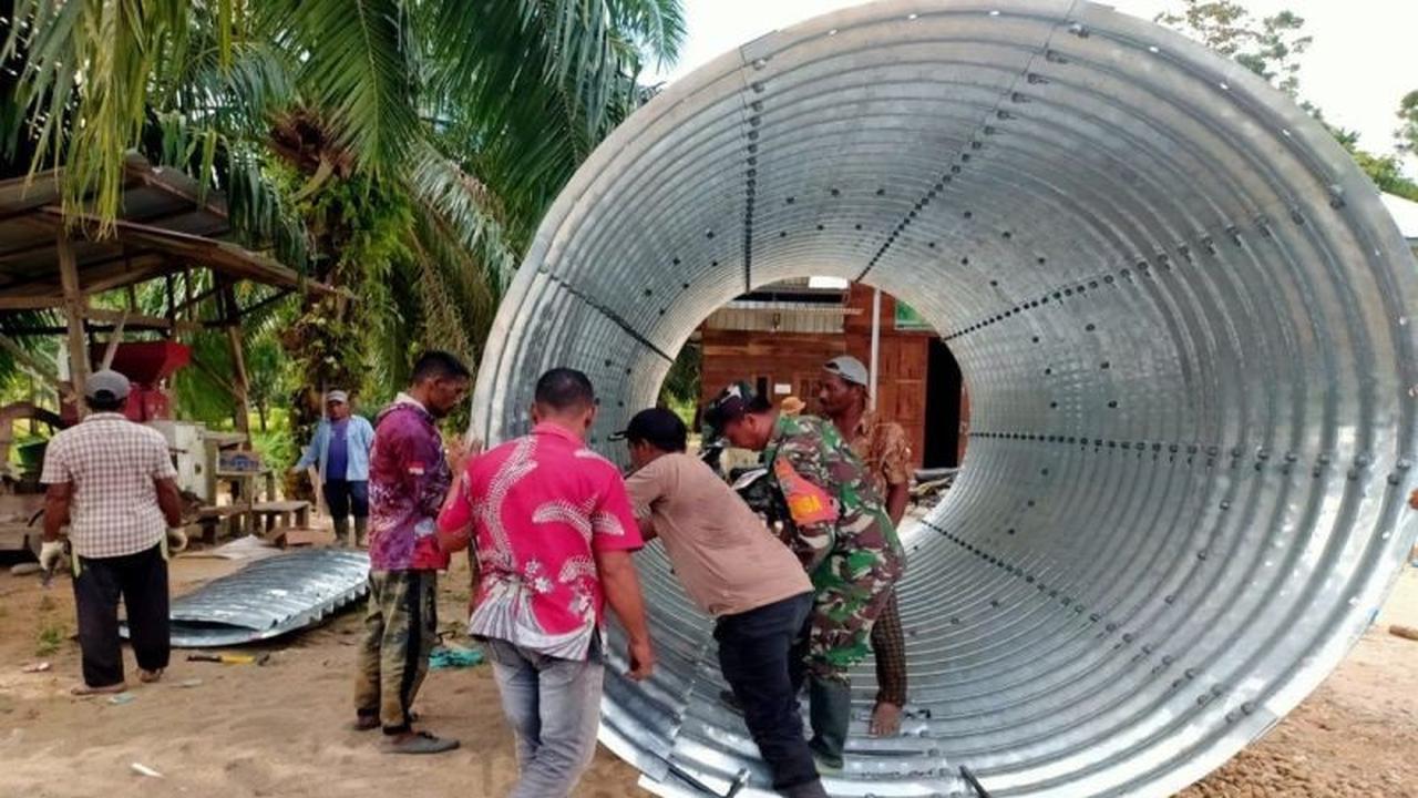 Relawan Madura Bangun Jembatan Teratan di Aceh Timur Pasca-Banjir Bandang