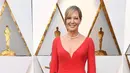 Aktris I, Tonya, Allison Janney tampil memukau dengan dress berwarna merah. Ia pun terlihat makin cantik dengan senyum yang menghiasi wajahnya. (Getty Images/news.com.au)