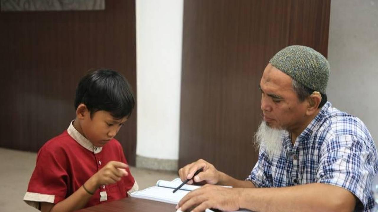 Gunakan Bahasa Isyarat