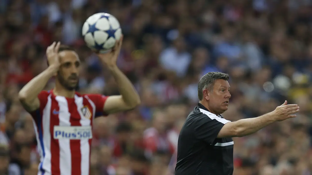 Pelatih Leicester City Craig Shakespeare (kanan) menilai wasit menguntungkan Atletico Madrid pada leg pertama babak 8 besar Liga Champions di Estadio Vicente Calderon, Kamis (13/4/2017) dinihari WIB.