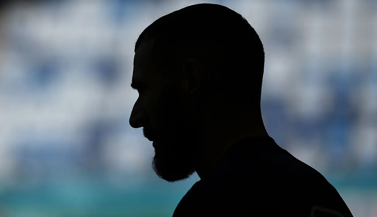 Siluet Pemain depan Prancis, Karim Benzema yang terlihat selama sesi latihan di stadion Nandor Hidegguti, Budapest pada Kamis (24/06/2021), selama kejuaraan sepak bola Eropa UEFA EURO 2020. (AFP/Franck Fife)
