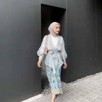 Kombinasi outer organza dan kain songket jadi pilihan menarik. @irnadila.
