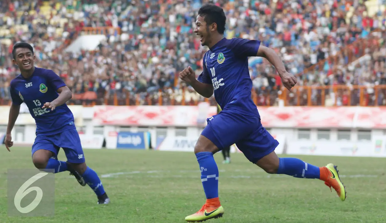 Pemain Jabar, Gianzola Nashrulloh berlari seusai mencetak gol ke gawang tim Papua dalam laga semifinal PON XIX melawan Jawa Barat di Stadion Wibawamukti, Jabar, Senin (26/9). Jabar menang dengan skor akhir 3-1 (Liputan6.com/Immanuel Antonius) 