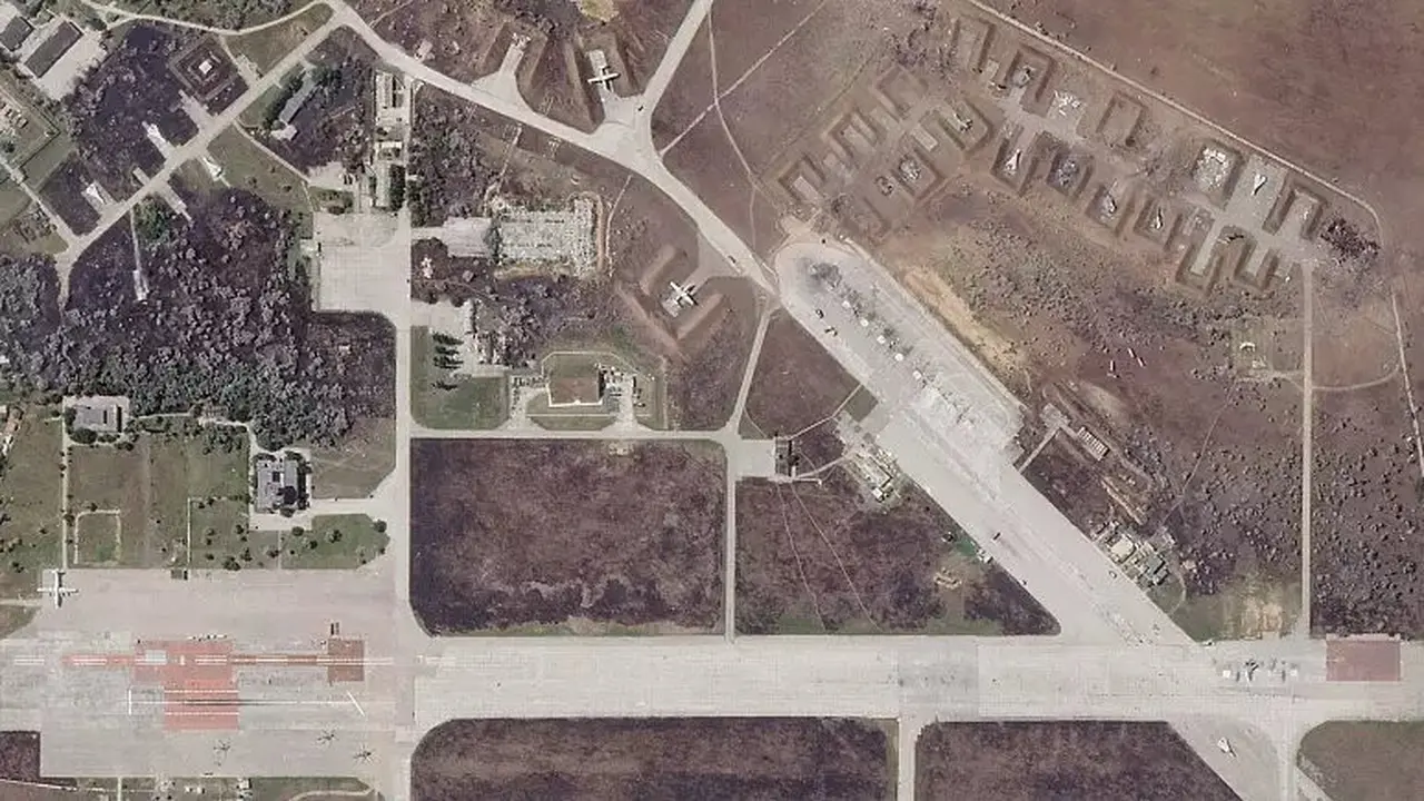 Citra satelit oleh Planet Labs PBC menunjukkan Pangkalan Udara Saki setelah ledakan di sana, 10 Agustus 2022   -   Copyright   Planet Labs PBC via AP