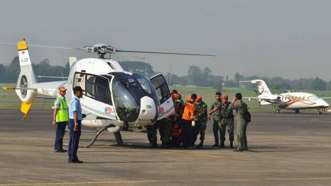 Sederetan mobil ambulans disiapkan untuk membawa korban pesawat Sukhoi 