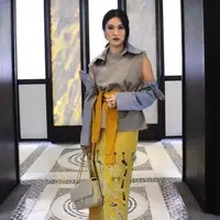 Stunning! Cuma Dian yang bisa memadukan outfit modest dengan kain batik hingga menciptakan kesan kontemporer yang super fashionable ini. (therealdisastr/instagram)