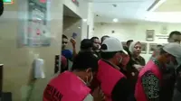Pasca penetapan tersangka oleh Kejari Kota Bekasi, ketiga tersangka kasus dugaan korupsi pengadaan alat-alat olahraga di Dinas Pemuda dan Olahraga Kota Bekasi, langsung ditahan di Lapas Bulak Kapal. (Liputan6.com/Bam Sinulingga)