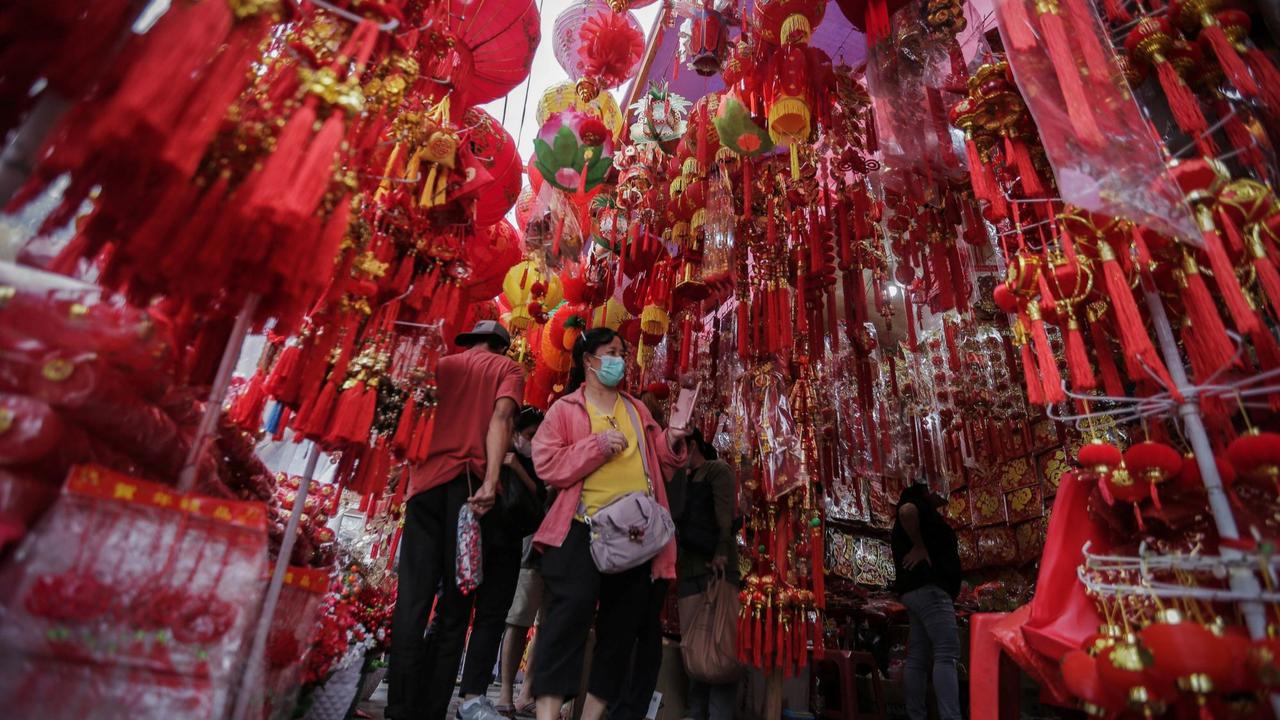 Pedagang hiasan Imlek di Pasar Glodok