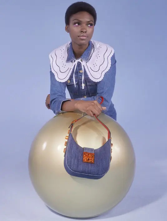 Christian masih terinspirasi dari permata dan mahkota saat menciptakan tas ini sebagai simbol universal tentang kekuatan, cahaya, dan keagungan.  (Foto: Christian Louboutin)