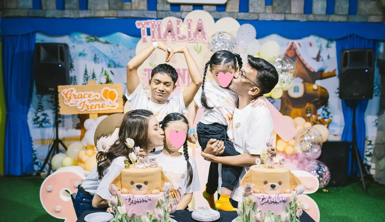 Sebelumnya Ruben Onsu juga sempat merayakan ulang tahun dua putrinya, Thalia dan Tania. Pasangan selebritas ini kompak mencium pipi buah hati mereka. (Foto: Instagram/ ruben_onsu)