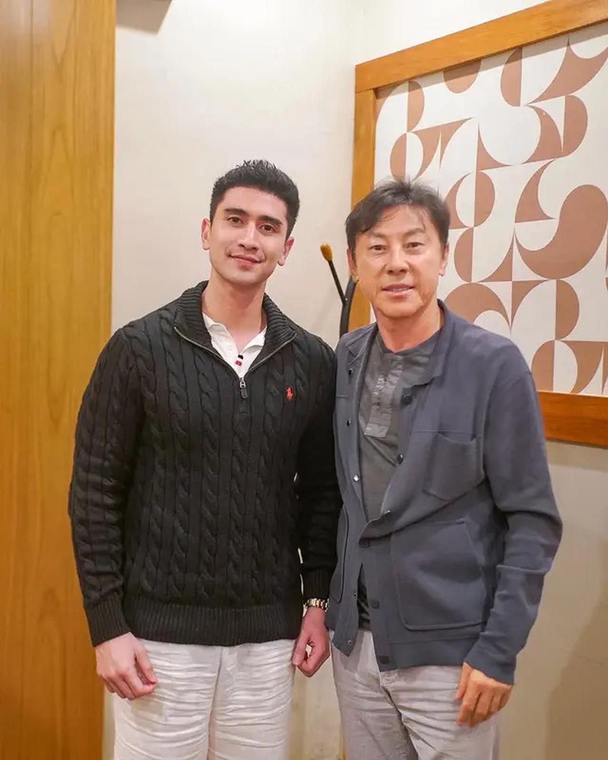 7 Potret Shin Tae-yong Dinner Bareng Verrell Bramasta, Ngobrol Hal Penting