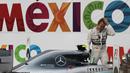 Nico Rosberg tak percaya bisa menjadi raja di F1 GP Meksiko di Sirkuit Autodromo Hermanos Rodriguez, Senin (2/11/2015) dini hari WIB. (EPA/Jose Mendez)