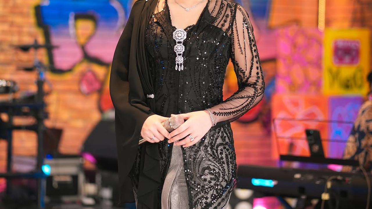 5 Model Baju Batik dan Kebaya ala Happy Asmara Ini Bisa Jadi Inspirasi