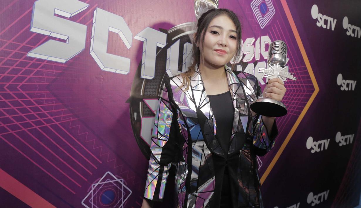 Via Valen sempat dicap sombong karena unggahan salah seorang fans yang gagal untuk berfoto bersama penyanyi dangdut tersebut. Mendengar hal tersebut, Via pun memberi klarifikasi jika ia memang disuruh untuk tidak meladeni foto bersama fans. 
(Sumber: Kapanlagi.com/Muhammad Akrom Sukarya)