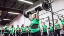 Seorang wanita mengangkat beban saat kompetisi May Queen Spring Strongwoman di Lancaster, Pennsylvania, AS (25/4). Kegiatan tersebut untuk memperingati Hari Ibu. (Reuters)
