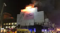 Sekitar 60 petugas pemadam kebakaran membantu mengatasi kebakaran di Koko, Camden High Street. (Liputan6/BBC/Oliver Cooper)