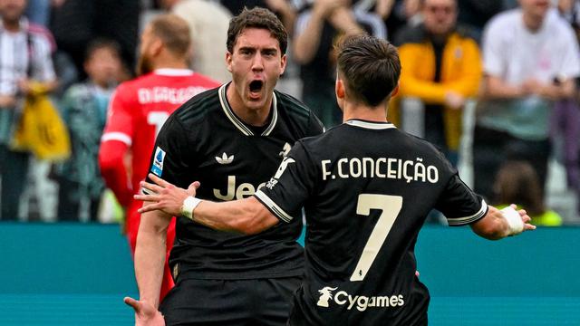 Pemain Juventus Dusan Vlahovic merayakan gol bersama Francisco Conceicao