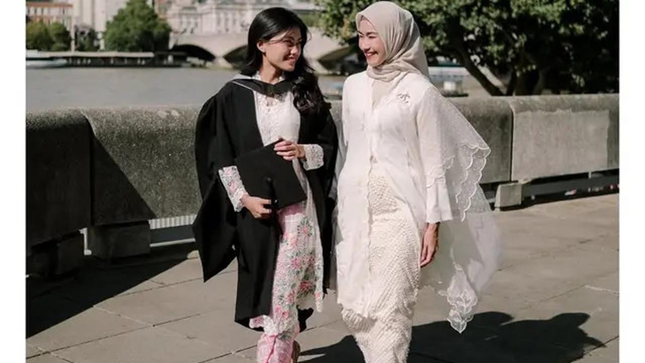 6 Potret Kebaya Namira Adjani saat Wisuda S2 di London, Paduan Kain Pink Menawan