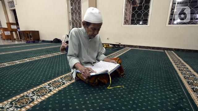 FOTO: Berburu Malam Lailatul Qadar Sambil Itikaf di Masjid