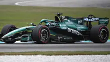 Mobil Aston Martin yang dikendarai pembalap asal Kanada, Lance Stroll, saat menjalani latihan bebas ketiga jelang F1 GP Bahrain di Sirkuit Sepang, Malaysia, Sabtu (3/10/2026). (JADE GAO / AFP)