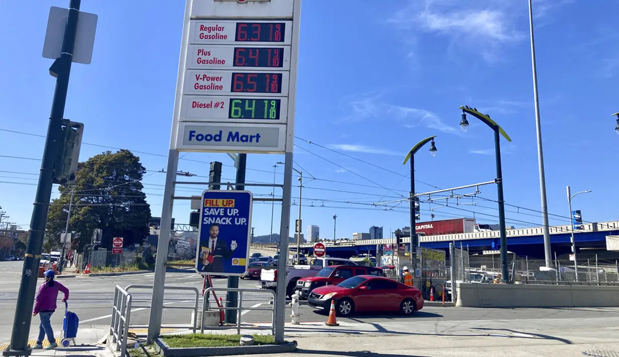 Harga bensin terlihat di atas USD 6 per galon di stasiun pengisian bahan bakar di San Francisco, California, AS, 7 Maret 2022. Harga bensin AS menembus USD 4 per galon atau naik ke level tertinggi sejak Juli 2008 imbas sanksi global atas Rusia karena menyerang Ukraina. (AP Photo/Juliet Williams)