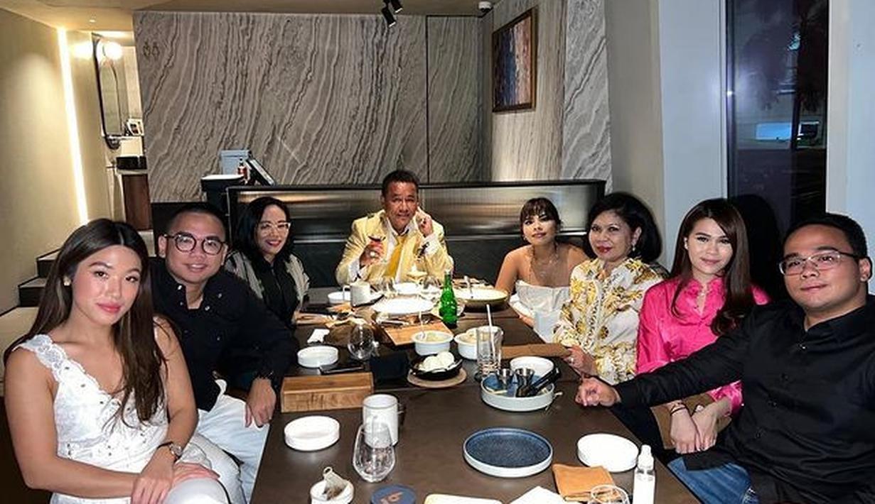 Yang bikin presenter program The Hotman dan Hotroom makin bungah, perayaan ulang tahun istri dihadiri anak-anak, termasuk yang lagi merintis karier di Singapura, Felicia. “Felicia terbang dari Singapore jam6 sore tgl 5 agustus 2022 untuk ultah Ibunya dan baru tiba 5 menit lalu di resto di jakarta,” beri tahu Hotman bersama foto ini, pada 5 Agustus 2022. (Foto: Dok. Instagram @hotmanparisofficial)