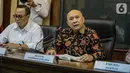 Menteri Koperasi dan UKM Teten Masduki (kanan) memberi keterangan saat konferensi pers di Kementerian Koperasi dan UKM, Jakarta, Selasa (5/11/2019). Teten menyatakan pihaknya bertekad membawa produk-produk UMKM masuk ke dalam rantai pasok global (global value chain). (Liputan6.com/Faizal Fanani)