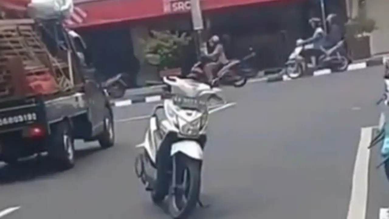 Parkir Motor di Tengah Jalan, Aksi Emak-Emak Bikin Netizen Geregetan