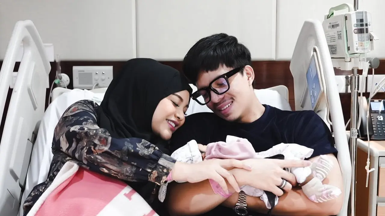 Potret Kedekatan Aurel Hermansyah dan Baby AH Saat Momen MengASIhi, Kenakan Outfit Mahal