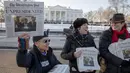 Aktivis membagikan surat kabar tiruan The Washington Post berisi Presiden Donald Trump mengundurkan diri di Washington, DC, Rabu (16/1). Surat kabar bertanggal 1 Mei 2019 itu mirip dengan salinan asli The Washington Post (Tasos Katopodis/Getty Images/AFP)