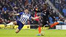 Pemain Brighton and Hove Albion, Lewis Dunk, berusaha menghadang tendangan striker Chelsea, Tammy Abraham, pada laga Premier League di Stadion AMEX, Rabu (1/1/2020). Kedua tim bermain imbang 1-1. (AP/(Gareth Fuller)
