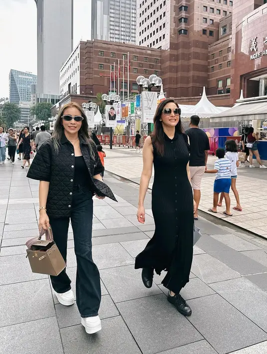 <p>Momo Geisha dan Maia Estianty sedang menikmati waktu di Singapura, setelah menonton konser Taylor Swift. Keduanya sempat memperlihatkan beberapa potret momen kebersamaan bersama dengan teman-teman terdekat mereka. [Foto: Instagram/therealmomogeisha]</p>