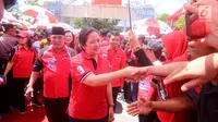 Ketua DPP PDIP Puan Maharani saat menghadiri kampanye rapat umum di Solo, Jawa Tengah, Minggu (31/3). Menjelang hari pencoblosan, Puan Maharani mengimbau kader PDIP tetap menjaga TPS sampai semua suara selesai dihitung. (Liputan6.com/HO/Iwan)