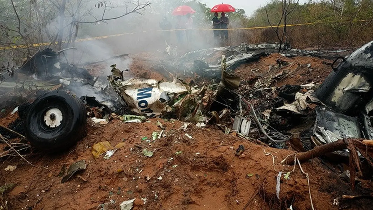 Pejabat Kenya memeriksa lokasi kecelakaan pesawat di dekat Diani, Kenya, Selasa (28/10/2025).