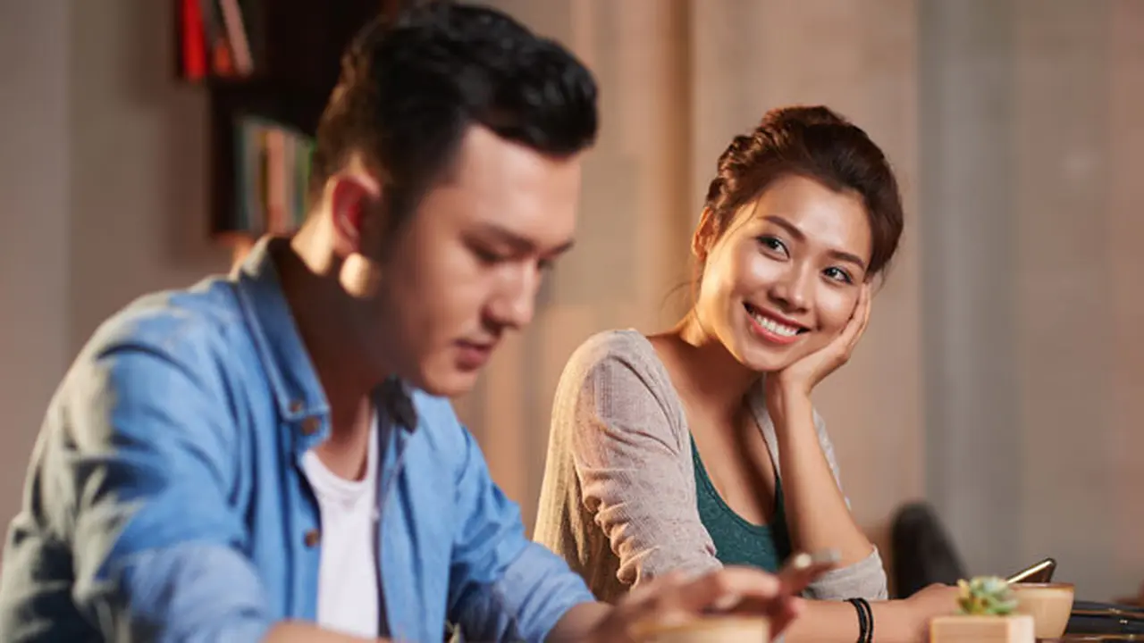 4 Bahasa Tubuh Ini Mengartikan Seorang Wanita Menyukai Anda