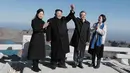 Presiden Korea Selatan Moon Jae-in (dua kanan) dan sang istri Kim Jung-sook (kanan) foto bersama Pemimpin Korea Utara Kim Jong-un (dua kiri) dan sang istri Ri Sol Ju (kiri) di Gunung Paektu, Korea Utara, Kamis (20/9). (Pyongyang Press Corps Pool via AP)