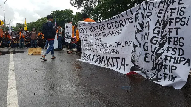 Demo Mahasiswa UNM Tolak Biaya KKN